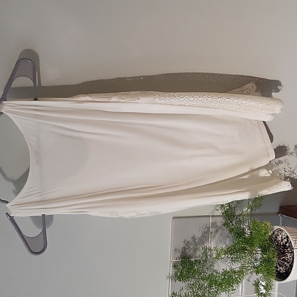 Lace front tank top. EUC. - Picture 5 of 5